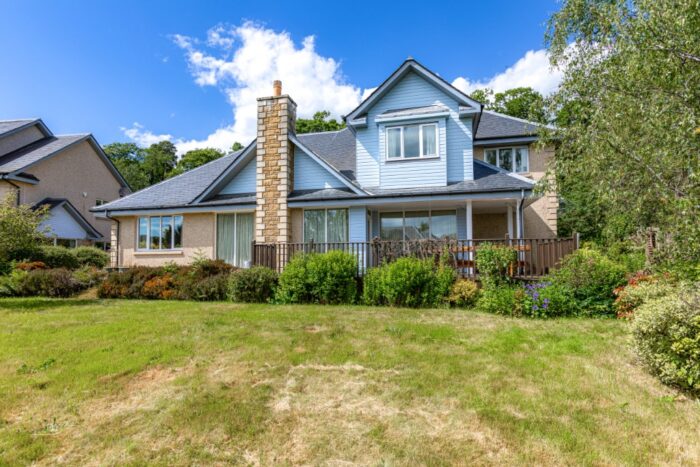 10 Coopersknowe Crescent